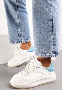 Renee - Biało-Niebieskie Sneakersy na Platformie Ozdobione Wypukłą Wstawką Vinelli. Nosek buta: okrągły. Zapięcie: sznurówki. Kolor: biały. Materiał: materiał. Wzór: aplikacja. Obcas: na platformie. Wysokość obcasa: niski #2