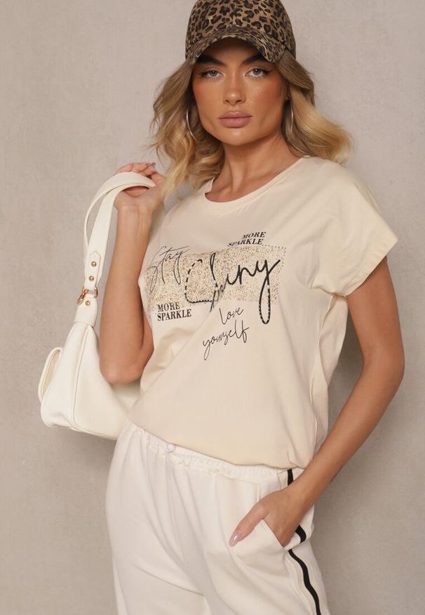 Renee - Beżowy Bawełniany T-shirt z Cyrkoniami Perłami i Rękawami Nietoperz Inellira. Kolor: beżowy. Materiał: bawełna. Wzór: aplikacja