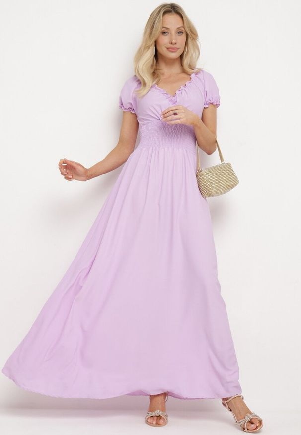 Born2be - Fioletowa Wiskozowa Sukienka z Gumką w Pasie i Trójkątnym Dekoltem Quneri. Okazja: na randkę, na spacer, na imprezę. Kolor: fioletowy. Materiał: wiskoza. Typ sukienki: sportowe. Styl: sportowy, elegancki