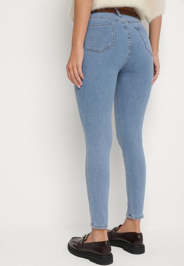 Born2be - Niebieskie Dopasowane Jeansy z Bawełny Ozdobione Guzikami Hinne. Okazja: na co dzień. Stan: podwyższony. Kolor: niebieski. Wzór: aplikacja. Styl: casual