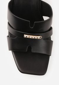 Renee - Czarne Klapki na Słupku z Kwadratowym Noskiem i Ozdobnymi Wycięciami Daerika. Okazja: na co dzień. Kolor: czarny. Materiał: koronka. Wzór: aplikacja. Obcas: na słupku. Styl: casual #3