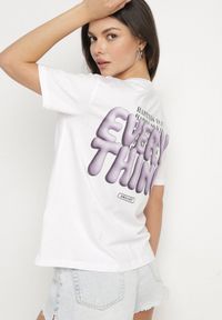 Born2be - Biało-Fioletowy Bawełniany T-shirt z Napisami Hallena. Okazja: na co dzień, na spotkanie biznesowe. Kolor: biały. Materiał: bawełna. Wzór: napisy. Styl: biznesowy, klasyczny, elegancki, casual