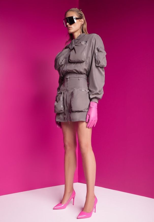 Renee - Szary Komplet Kurtka Bomberka z Marszczeniem na Rękawach Spódnica Ozdobiona Kieszeniami Dlisera. Kolor: szary. Wzór: aplikacja