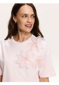 Reserved - T-shirt z kwiatową aplikacją - pastelowy róż. Kolor: różowy. Materiał: bawełna. Wzór: aplikacja, kwiaty