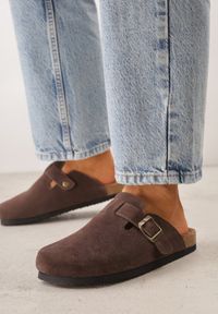 Renee - Brązowe Klapki Typu Chodaki z Zamszu Naturalnego z Klamrą Meridnore. Kolor: brązowy. Materiał: zamsz. Sezon: lato. Styl: elegancki #7