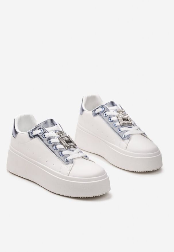 Born2be - Biało-Niebieskie Sneakersy z Metaliczną Ozdobą z Cyrkoniami przy Sznurówkach Awenttes. Okazja: na co dzień. Kolor: biały. Wzór: aplikacja