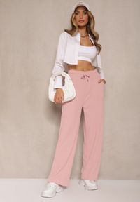 Renee - Różowe Spodnie o Szerokim Kroju High Waist Ozdobione Sznurkiem Deyrisse. Okazja: na spotkanie biznesowe, do pracy. Stan: podwyższony. Kolor: różowy. Materiał: guma. Wzór: aplikacja. Styl: biznesowy, elegancki #5