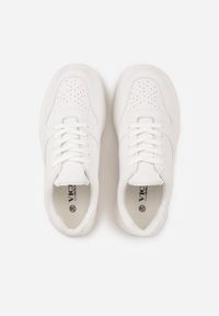 Renee - Białe Sneakersy VICES na Grubej Podeszwie Zdobione Perforacją przy Nosku Riosina. Kolor: biały. Materiał: jeans, koronka. Wzór: aplikacja #4