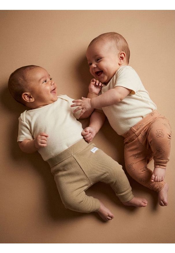 Sinsay - Spodnie 2 pack - beżowy. Kolor: beżowy