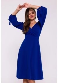 Stylove - Rozkloszowana sukienka z kopertowym dekoltem chabrowa. Kolor: niebieski. Typ sukienki: kopertowe #5