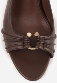 Born2be - Brązowe Sandały VICES na Szpilce Ozdobione Marszczeniem i Aplikacją Elinaris. Okazja: na co dzień, do pracy. Kolor: brązowy. Wzór: aplikacja. Obcas: na szpilce. Styl: wizytowy, casual, elegancki #8