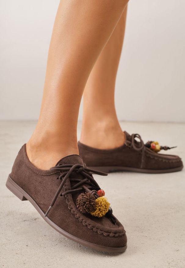 Renee - Ciemnobrązowe Mokasyny VICES ze Skórzaną Wkładką i Pomponami Loraerin. Nosek buta: okrągły. Kolor: brązowy. Materiał: skóra. Wzór: aplikacja. Obcas: na obcasie. Wysokość obcasa: niski