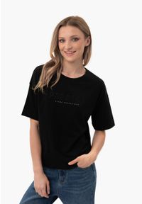 Volcano - Luźna koszulka z napisem, Comfort Fit, T-PERFECT. Okazja: na co dzień. Kolor: czarny. Materiał: prążkowany, bawełna, jeans, materiał. Długość: krótkie. Wzór: napisy. Styl: casual, elegancki, klasyczny #1