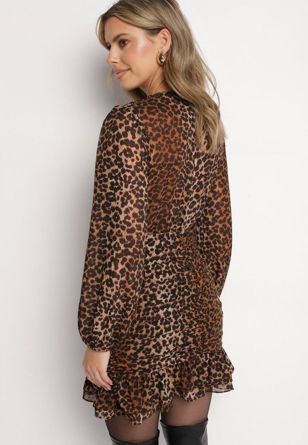 Born2be - Brązowa Kopertowa Sukienka w Panterkę z Marszczeniem i Falbanką Semiriael. Okazja: na co dzień. Typ kołnierza: dekolt w kształcie V, kołnierz z falbankami. Kolor: brązowy. Wzór: motyw zwierzęcy. Typ sukienki: kopertowe. Styl: casual, klasyczny, rockowy, elegancki