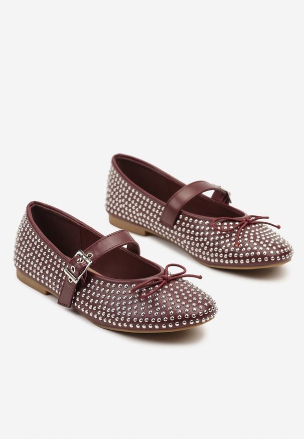 Renee - Bordowe Balerinki Mary Jane Ozdobione Kokardą i Cyrkoniami Lurisellia. Okazja: na co dzień. Zapięcie: sprzączka. Kolor: czerwony. Materiał: jeans. Wzór: aplikacja. Styl: wizytowy, elegancki, casual