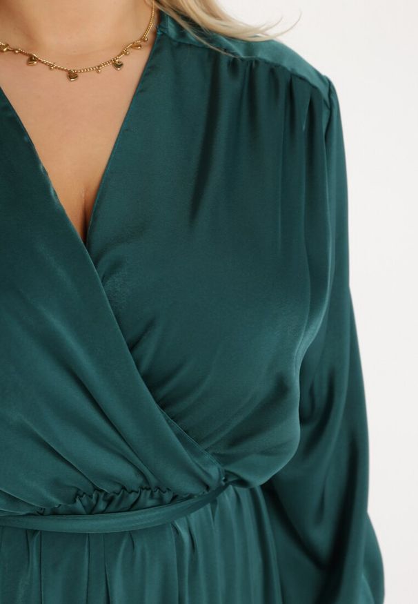 Born2be - Zielona Sukienka Maxi z Gumką w Pasie i Kopertowym Dekolcie Bertrama. Typ kołnierza: dekolt kopertowy. Kolor: zielony. Materiał: materiał. Typ sukienki: kopertowe. Długość: maxi