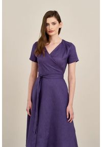 Marie Zélie - Sukienka Duilin lniana fioletowa. Kolor: fioletowy. Materiał: len. Długość rękawa: krótki rękaw. Typ sukienki: kopertowe. Styl: klasyczny #1
