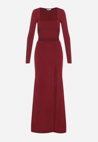 Born2be - Bordowa Koktajlowa Dopasowana Sukienka z Usztywnianymi Ramionami i Rozcięciem z Boku Orailia. Okazja: na imprezę. Kolor: czerwony. Typ sukienki: dopasowane. Styl: wizytowy #5