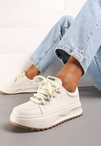 Born2be - Białe Skórzane Sneakersy na Platformie z Szerokim Sznurowaniem Wicca. Nosek buta: okrągły. Zapięcie: sznurówki. Kolor: biały. Materiał: skóra. Obcas: na platformie. Wysokość obcasa: niski #1
