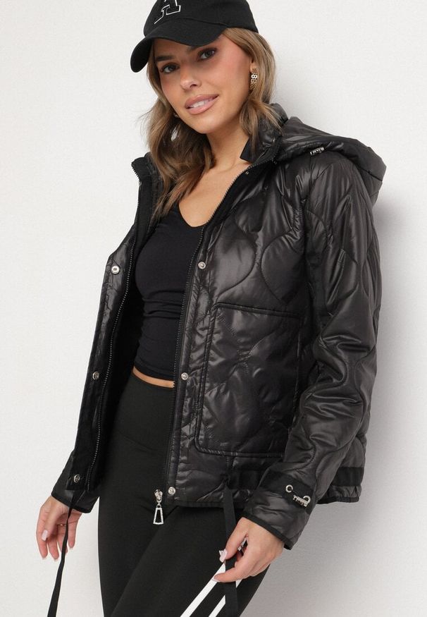 Born2be - Czarna Kurtka Pikowana z Odpinanym Kapturem ze Ściągaczami Erathena. Okazja: na co dzień. Kolor: czarny. Materiał: jeans. Długość rękawa: długi rękaw. Długość: krótkie. Styl: casual, elegancki