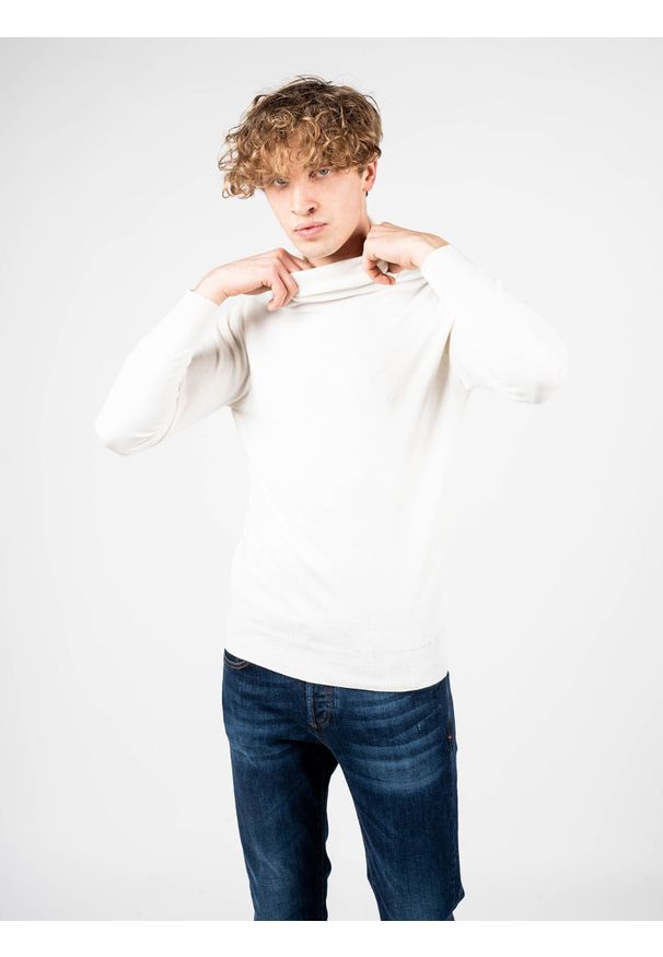 Xagon Man Sweter "Turtleneck" | A22081 & ELV18 | Mężczyzna | Kremowy. Okazja: na co dzień. Typ kołnierza: golf. Kolor: kremowy. Materiał: wełna, akryl, poliester, nylon. Styl: casual