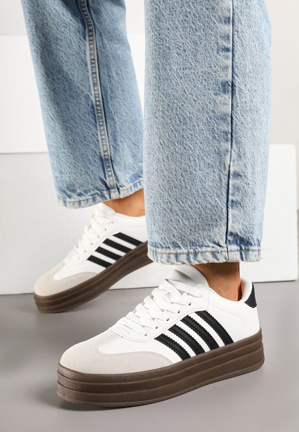 Born2be - Biało-Czarne Sneakersy Tenisówki Ozdobione Paskami Naire. Okazja: na co dzień. Zapięcie: pasek. Kolor: biały. Materiał: jeans. Wzór: aplikacja
