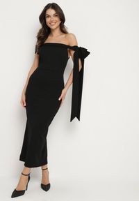 Born2be - Czarna Koktajlowa Taliowana Sukienka Ozdobiona Kokardą Emallle. Typ kołnierza: kokarda. Kolor: czarny. Wzór: aplikacja. Typ sukienki: dopasowane. Styl: wizytowy #1
