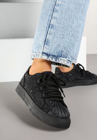 Renee - Czarne Sneakersy z Ozdobnym Tłoczeniem i Cyrkoniami Dorreia. Okazja: na co dzień. Nosek buta: okrągły. Kolor: czarny. Materiał: jeans. Wzór: aplikacja. Obcas: na płaskiej podeszwie #4