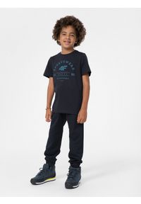 4F JUNIOR - Spodnie casual joggery chłopięce. Okazja: na co dzień. Kolor: niebieski. Materiał: bawełna, tkanina. Styl: casual #1