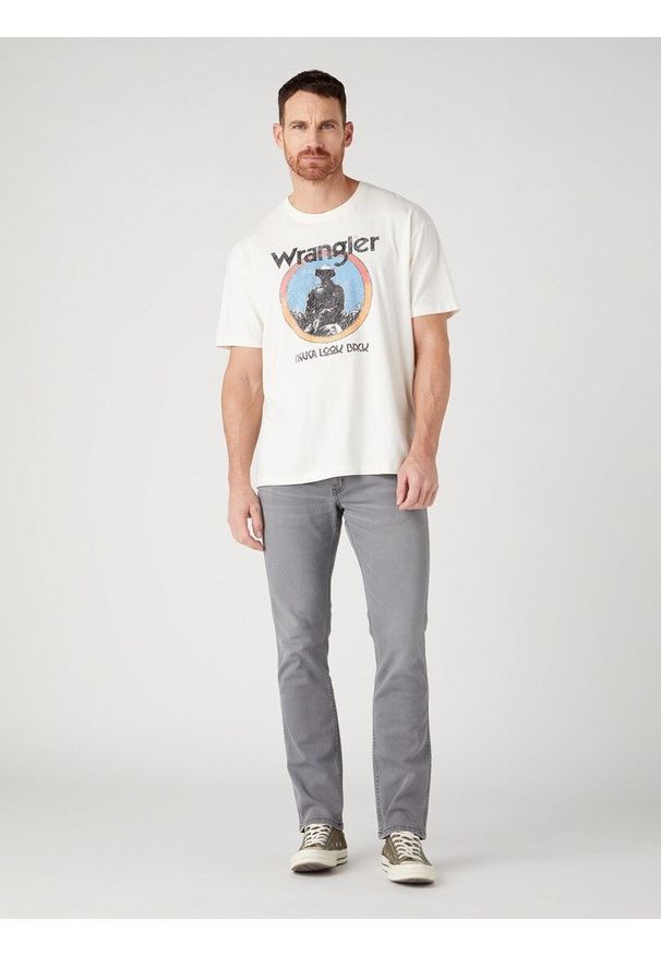 Wrangler - WRANGLER AMERICANA TEE MĘSKI T-SHIRT KOSZULKA LOGO NADRUK OFF WHITE W7CBEE737 112329201. Wzór: nadruk