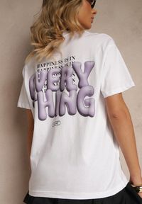 Renee - Biało-Fioletowy T-shirt z Bawełny Ozdobiony Nadrukiem Adneria. Okazja: na co dzień. Kolor: biały. Materiał: bawełna. Wzór: aplikacja, nadruk. Styl: casual #5