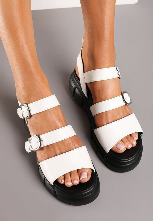 Born2be - Białe Sandały z Imitacji Skóry na Grubej Podeszwie Zapinane na Sprzączkę Wariana. Okazja: na co dzień, na imprezę. Zapięcie: sprzączka. Kolor: biały. Materiał: skóra. Sezon: lato. Styl: casual, elegancki