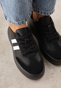 Renee - Czarne Sneakersy ze Skóry Naturalnej na Platformie z Perforacją i Paskami Urevla. Okazja: na co dzień. Zapięcie: pasek. Kolor: czarny. Materiał: skóra. Obcas: na platformie #6