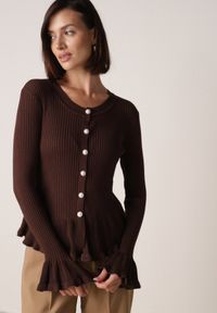 Born2be - Brązowy Elegancki Kardigan z Wiskozy z Falbankami i Guzikami z Cyrkoniami Orsea. Okazja: na co dzień. Typ kołnierza: kołnierz z falbankami. Kolor: brązowy. Materiał: wiskoza. Wzór: aplikacja. Styl: elegancki #1