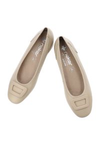 Czółenka damskie Rieker, stabilny niski obcas klasyczny fason zaokrąglony nosek elegancka klamra z przodu miękka wkładka, beżowe, 43453-62. Okazja: na co dzień, na spotkanie biznesowe. Zapięcie: klamry. Kolor: beżowy. Szerokość cholewki: normalna. Wzór: gładki, aplikacja. Obcas: na obcasie. Styl: elegancki, klasyczny. Wysokość obcasa: niski #5