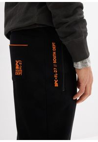 bonprix - Spodnie sportowe z praktycznymi kieszeniami zapinanymi na zamek. Kolor: czarny. Styl: sportowy #2