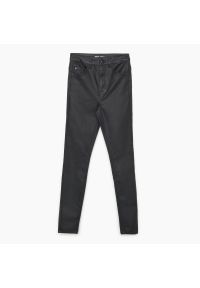 Cropp - Woskowane jeansy z wysokim stanem - Czarny. Stan: podwyższony. Kolor: czarny #1