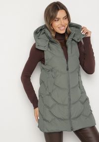 Born2be - Zielona Kamizelka z Odpinanym Kapturem Ozdobiona Pikowaniem Tulira. Okazja: na co dzień. Kolor: zielony. Materiał: jeans. Wzór: aplikacja. Styl: klasyczny, casual, elegancki