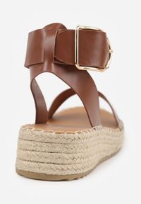 Renee - Brązowe Sandały VICES na Plecionej Grubej Podeszwie z Paskiem Wokół Kostki Casilla. Okazja: na spacer, na imprezę. Zapięcie: pasek. Kolor: brązowy. Materiał: koronka. Wzór: haft. Sezon: lato. Styl: elegancki #3