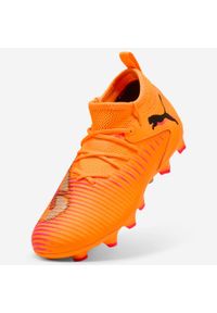 Buty piłkarskie dla dzieci Puma Future 8 Match FG/AG. Kolor: pomarańczowy. Szerokość cholewki: normalna. Sport: piłka nożna