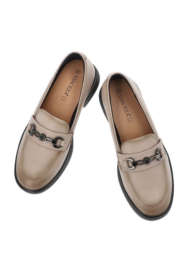 Mokasyny damskie Vinceza, skóra naturalna wsuwany fason klasyczne loafersy metalowa ozdoba niski stabilny obcas grubsza podeszwa, beżowe, 39991. Okazja: na co dzień. Kolor: beżowy. Materiał: skóra. Wzór: aplikacja. Obcas: na obcasie. Styl: klasyczny. Wysokość obcasa: średni