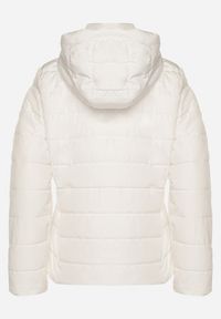 Born2be - Biała Kurtka Przejściowa z Kapturem i Ozdobnym Pikowaniem Cilvessa. Okazja: na co dzień, na spacer. Typ kołnierza: kaptur. Kolor: biały. Materiał: poliester, jeans. Styl: klasyczny, casual, elegancki #2