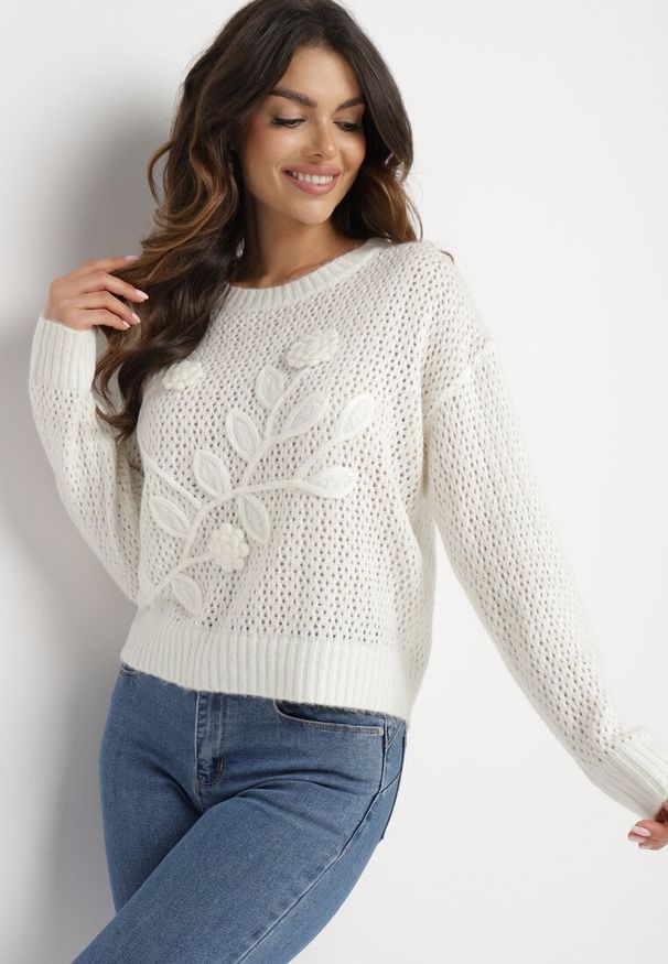 Born2be - Jasnobeżowy Sweter z Wełną i Kwiatowymi Aplikacjami Saivin. Okazja: na co dzień. Kolor: beżowy. Materiał: wełna. Długość rękawa: długi rękaw. Długość: długie. Wzór: aplikacja, kwiaty. Styl: casual