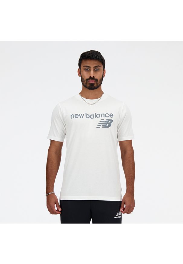 Koszulka męska New Balance MT41905WT – biała. Kolor: biały. Materiał: bawełna, dresówka. Długość rękawa: krótki rękaw. Długość: krótkie. Wzór: napisy