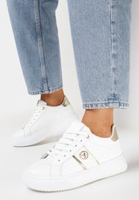 Born2be - Biało-Złote Sneakersy Aselvina. Nosek buta: okrągły. Kolor: biały. Materiał: skóra ekologiczna. Szerokość cholewki: normalna. Wzór: jednolity #5