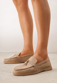 Renee - Ciemnobeżowe Mokasyny VICES Casualowe ze Skórzaną Wkładką i Metalowymi Ozdobami Dinsmore. Okazja: na co dzień. Nosek buta: okrągły. Kolor: beżowy. Materiał: skóra. Wzór: aplikacja. Obcas: na obcasie. Styl: casual. Wysokość obcasa: niski #1