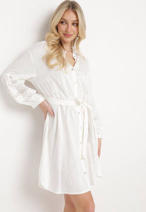 Born2be - Biała Sukienka Koszulowa Zapinana na Guziki z Paskiem w Talii i Ozdobnym Rękawem Rigaudona. Okazja: na spotkanie biznesowe. Kolor: biały. Typ sukienki: koszulowe. Styl: elegancki, klasyczny, biznesowy