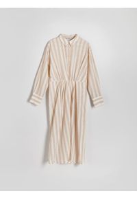 Reserved - Koszulowa sukienka midi z lyocellem - beżowy. Kolor: beżowy. Materiał: bawełna, tkanina, len. Typ sukienki: koszulowe. Długość: midi