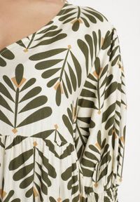 Born2be - Zielona Rozkloszowana Sukienka z Wiskozą z Motywem Roślinnym Loredia. Okazja: na co dzień. Typ kołnierza: dekolt w kształcie V. Kolor: zielony. Materiał: wiskoza. Długość rękawa: krótki rękaw. Wzór: aplikacja. Styl: casual, elegancki #7