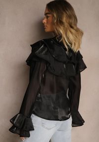 Renee - Czarna Koszula Ozdobiona Falbankami Ridina. Okazja: na co dzień. Typ kołnierza: kołnierz z falbankami. Kolor: czarny. Materiał: jeans. Wzór: aplikacja. Styl: elegancki, casual